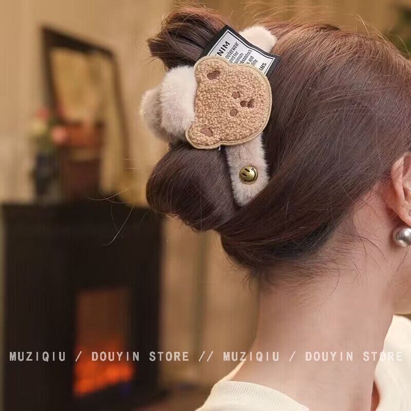 可爱卡通毛绒小熊抓夹女2023新款后脑勺盘发鲨鱼夹发卡秋冬大发夹