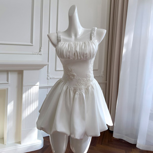 衣阁里拉2025夏季新品白色抹胸收腰气质短款日常礼服连衣裙