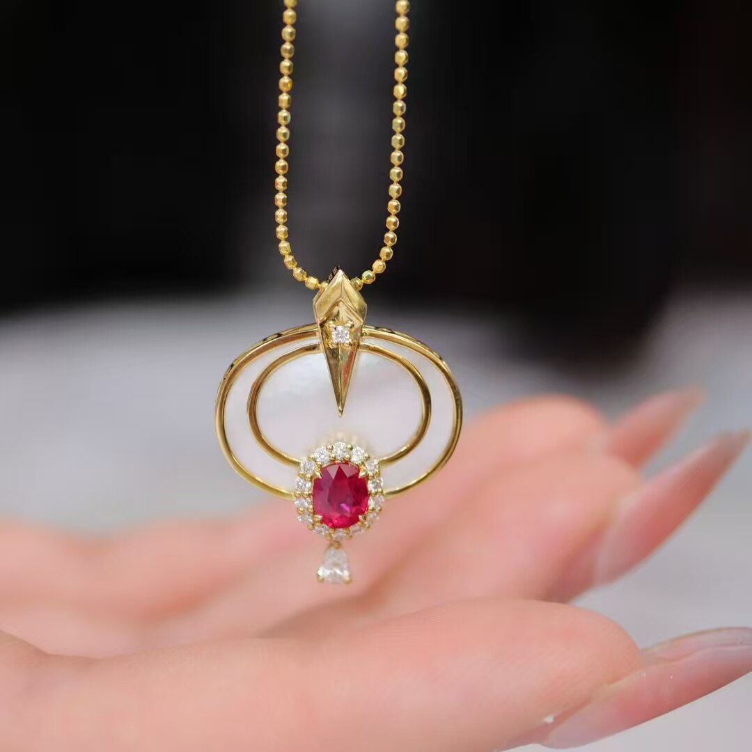 18K金钻石镶嵌 中国风设计款 天然无烧鸽血红宝石白贝母吊坠