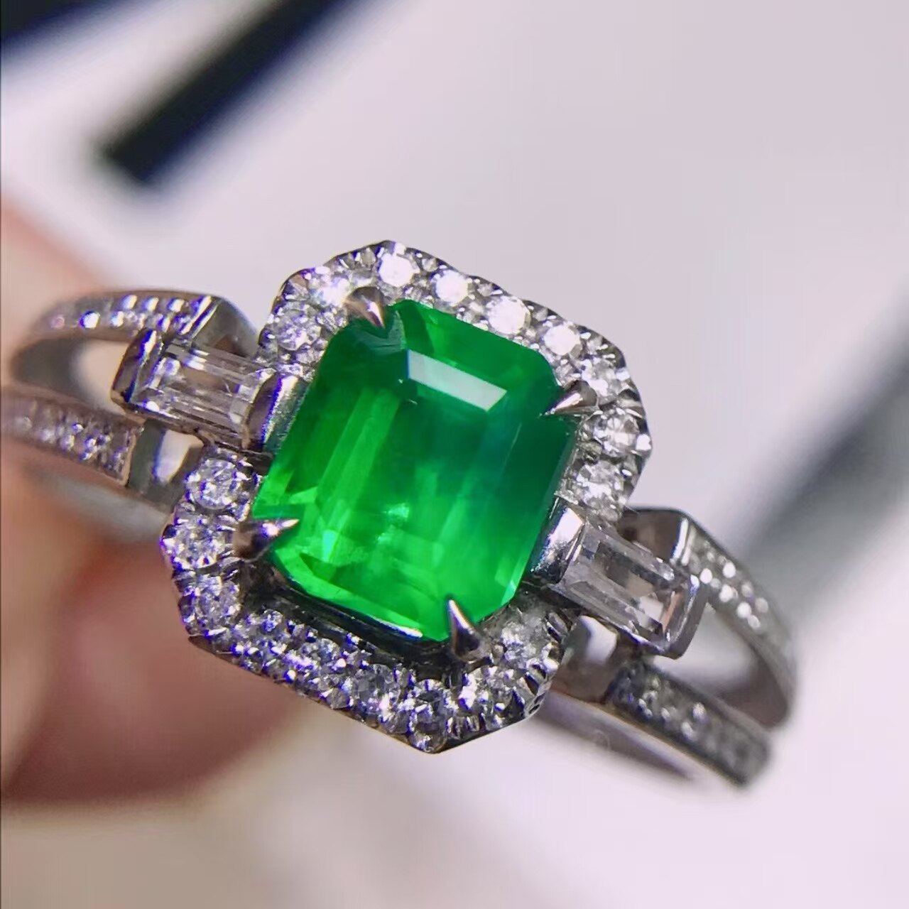 18K金钻石镶嵌 天然祖母绿戒指 主石1克拉 清爽利落的简约款