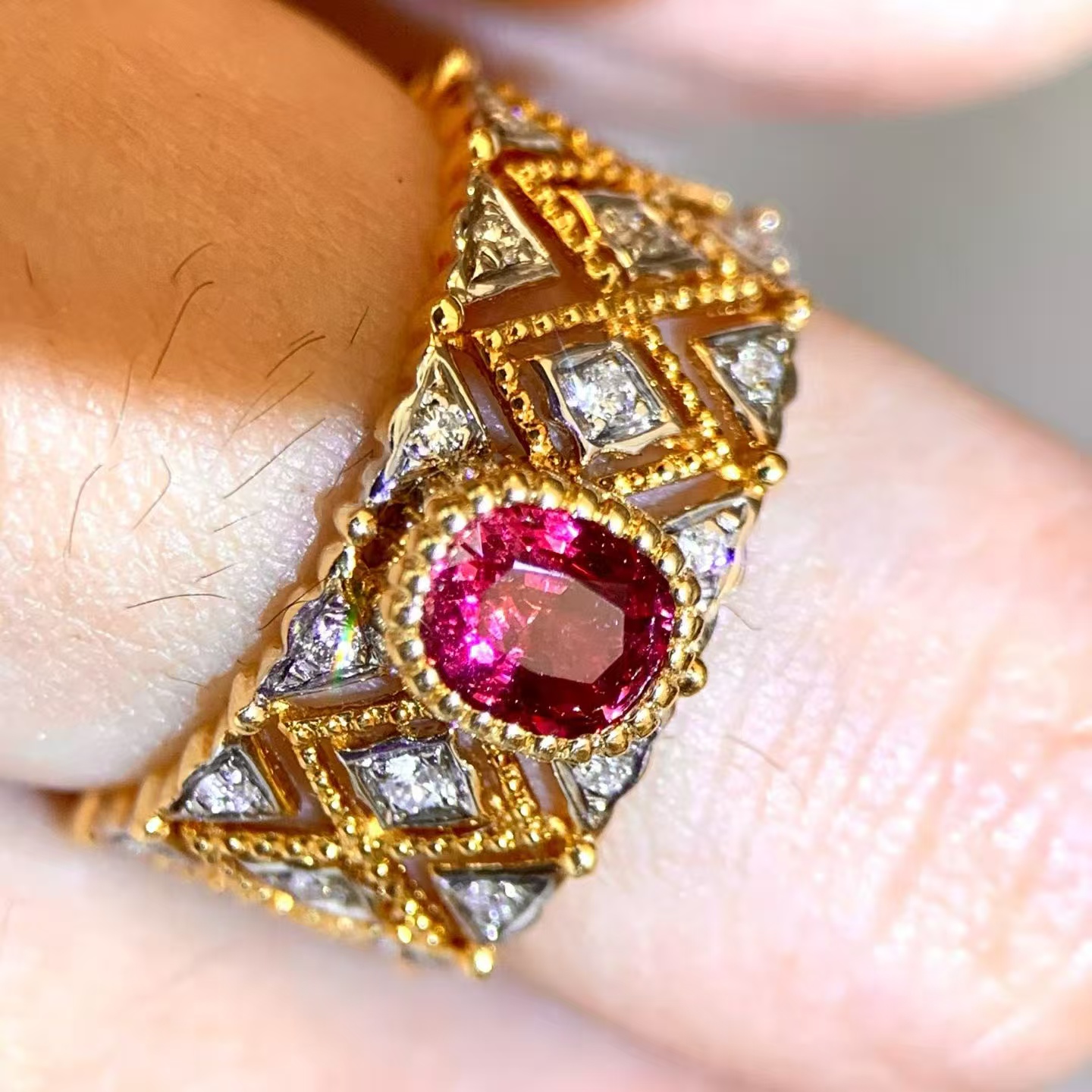 18K金钻石镶嵌 绝地武士尖晶石戒指 主石1.03克拉 布契拉提款