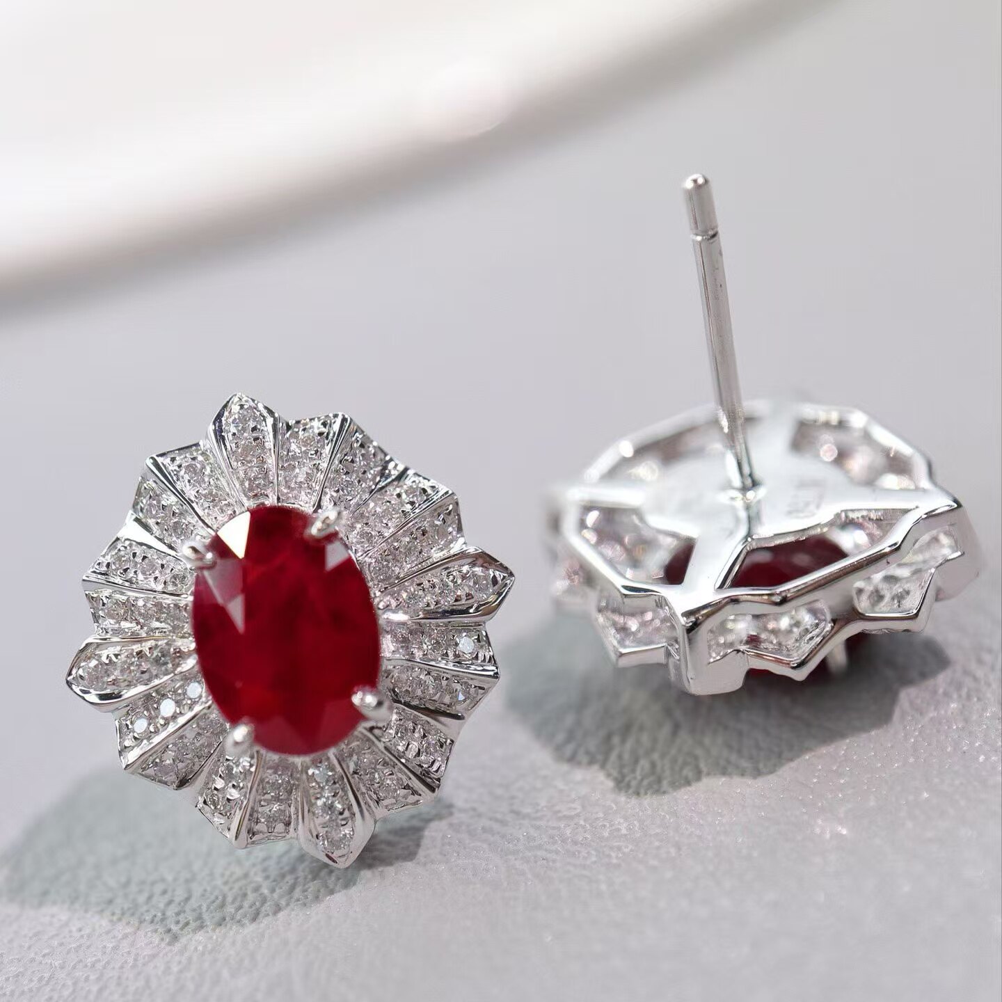 18K金钻石镶嵌 天然缅甸鸽血红宝耳钉 主石2.175ct 荧光好 台面大