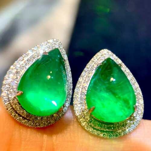18K金钻石镶嵌 莹润饱满的水滴素面祖母绿耳钉 主石5.6克拉