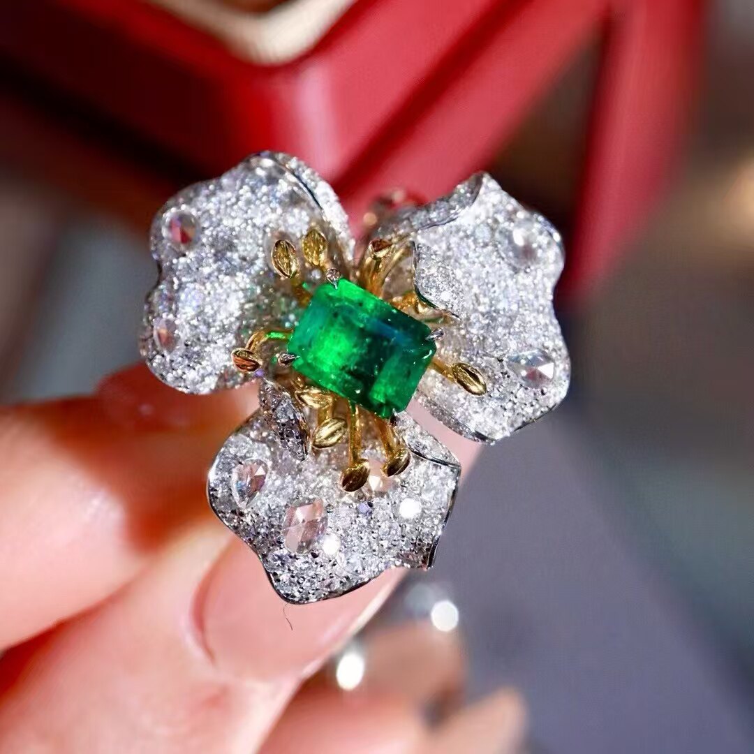 18K金钻石镶嵌 祖母绿戒指 主石1.31克拉 独特魅力设计款璀璨夺目