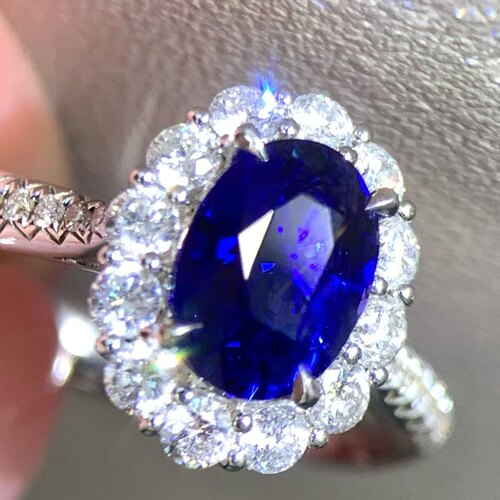 18K金钻石镶嵌 精致低调的蓝宝石戒指 经典戴妃款 主石2.03克拉