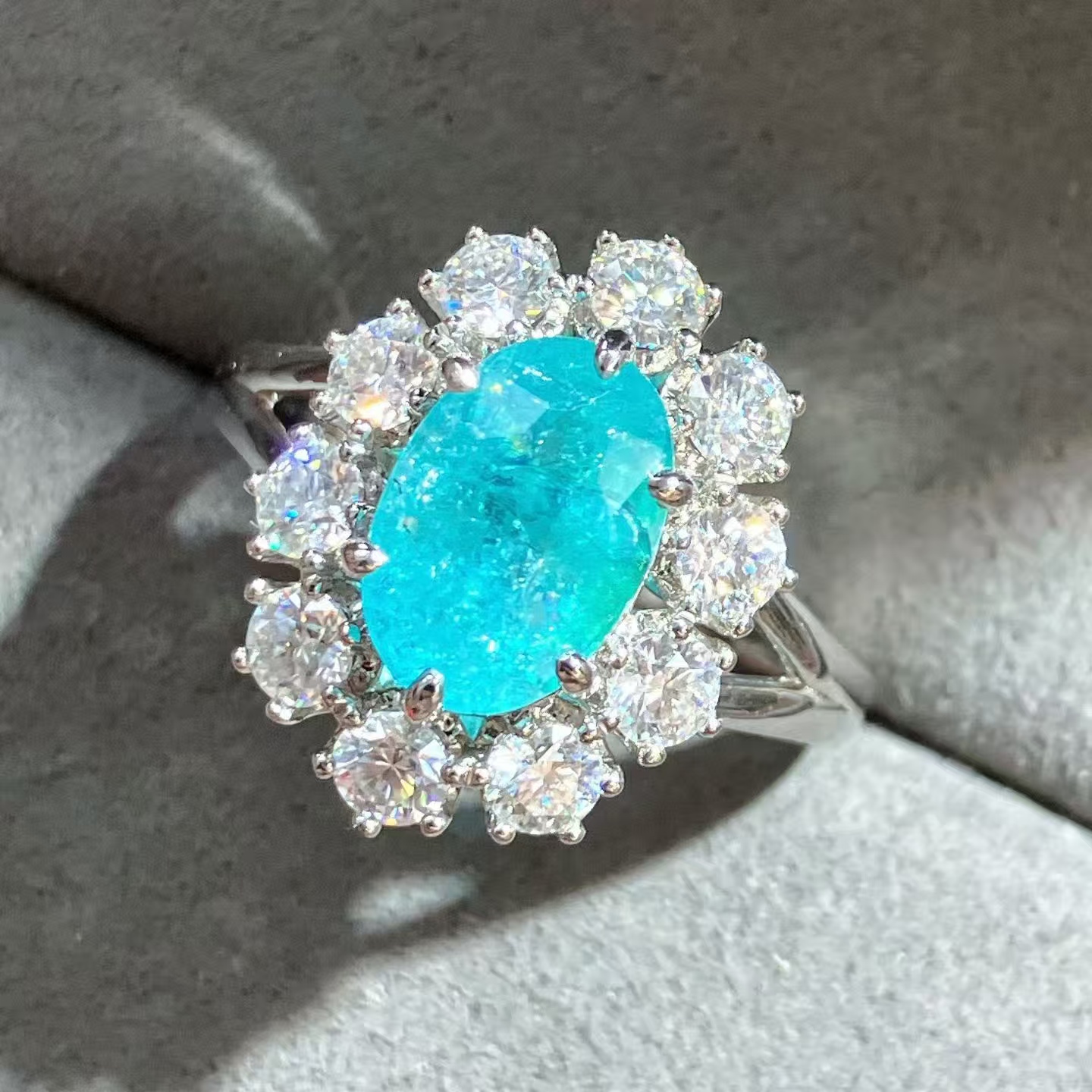 PT铂金钻石镶嵌 帕拉伊巴霓虹蓝大戒指 主石2.59ct 简约大方