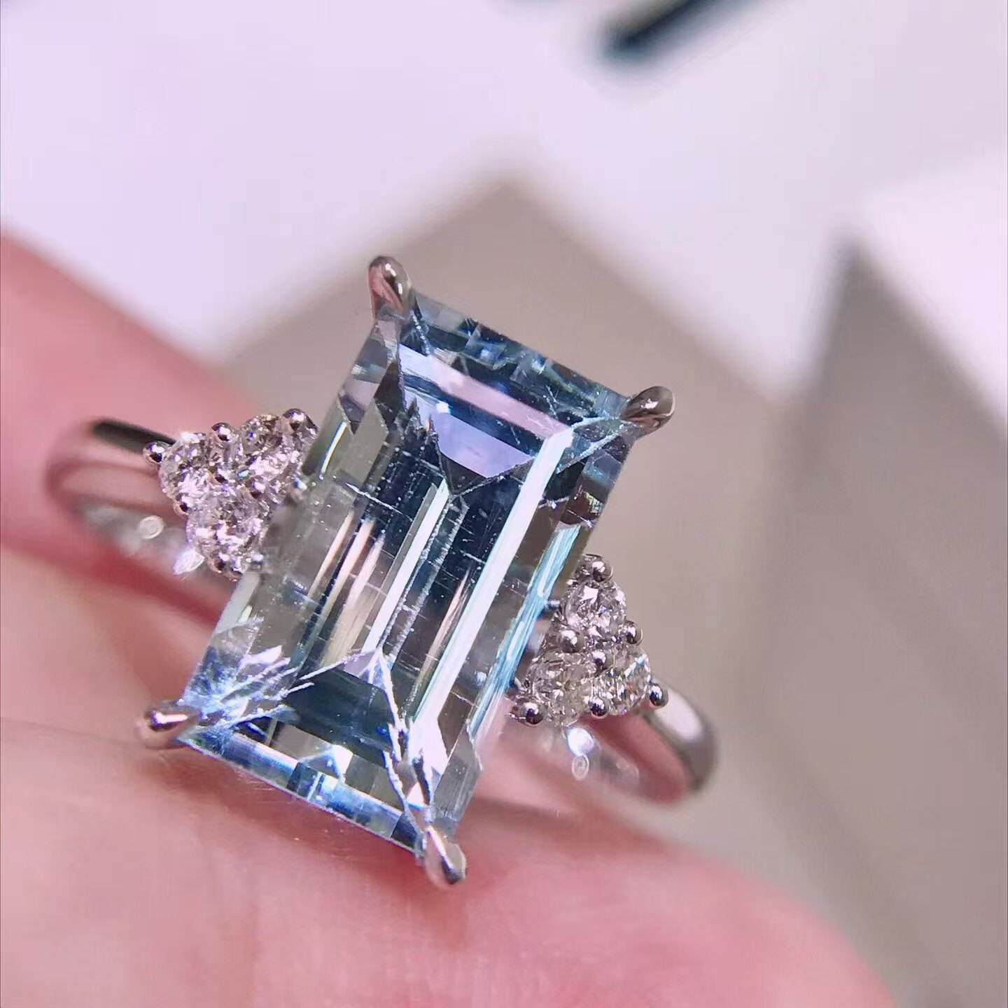 18K金钻石镶嵌 海蓝宝石戒指 主石2.7克拉 夏日清爽的一抹蓝