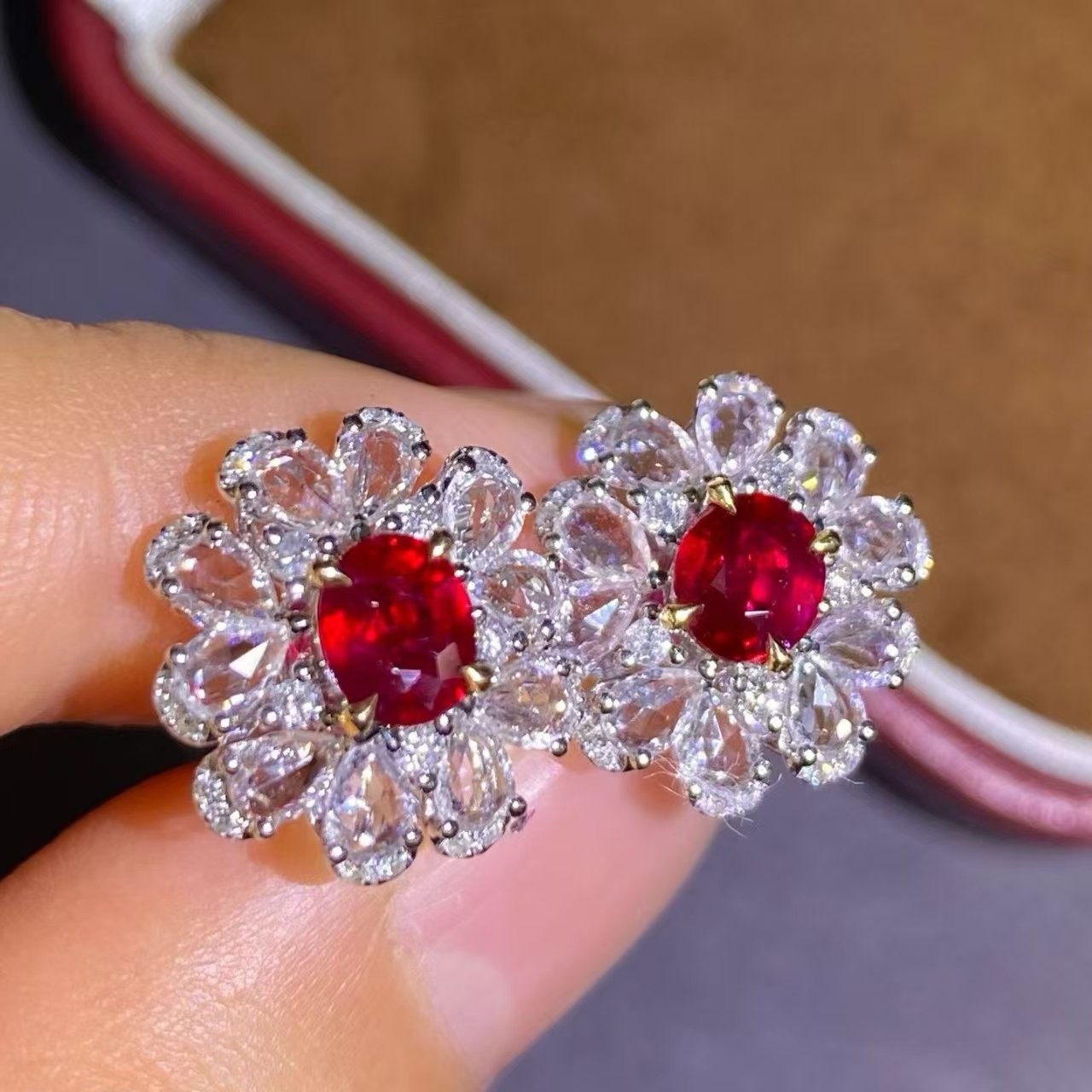 18K金钻石镶嵌 天然无烧鸽血红宝石耳环 主石1.35克拉 国际证书,珠宝/钻石/翡翠,耳饰,淘宝优惠券,粉丝福利购,淘宝优惠卷