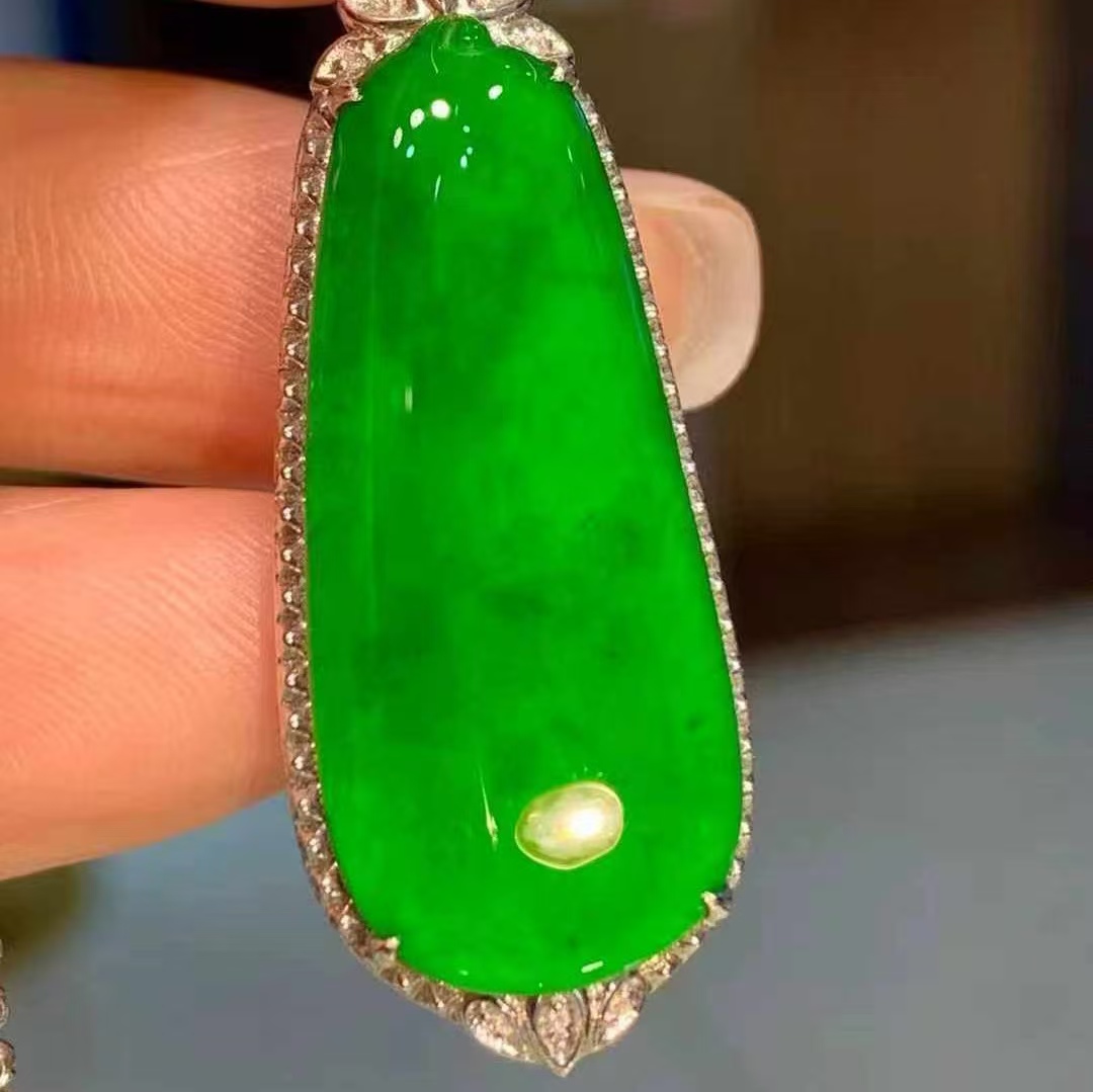 18K金钻石港工镶嵌 天然A货翡翠吊坠 尺寸12.5*29mm 重4.55克