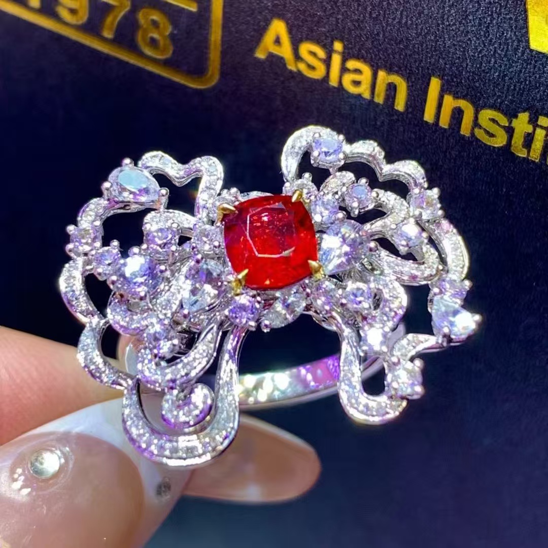 18K金钻石镶嵌 无烧缅甸绝地武士尖晶戒指 主石1.06克拉 火彩闪耀