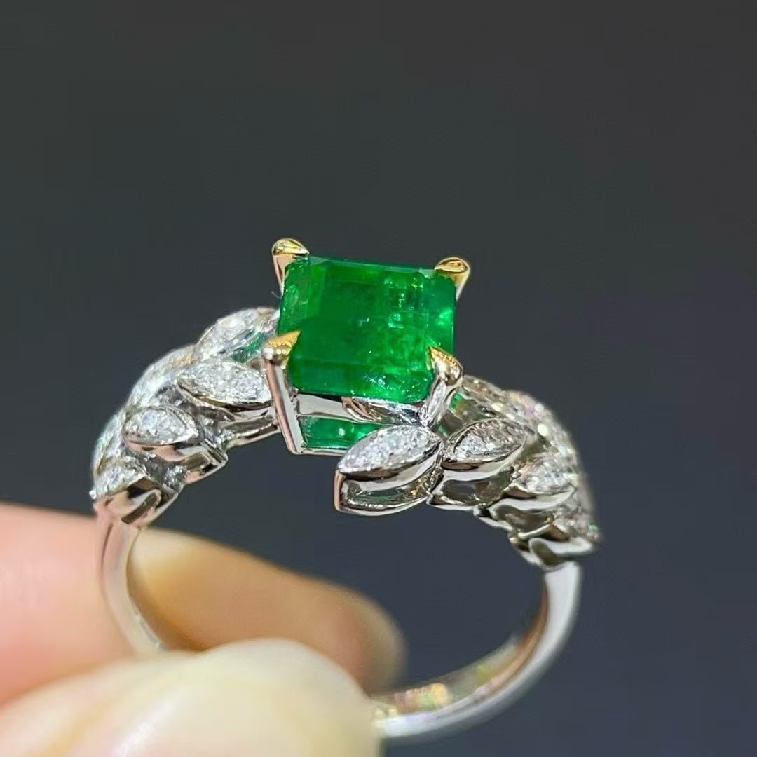 18K金钻石镶嵌 天然祖母绿戒指 主石2克拉 颜色鲜艳 国际证书