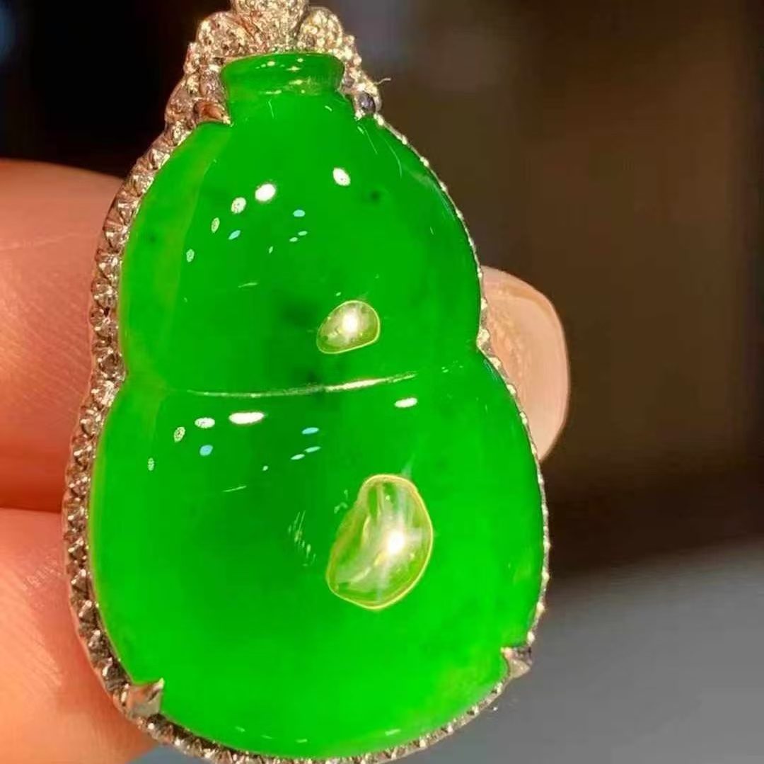 18K金钻石镶嵌 天然A货翡翠葫芦吊坠 尺寸15.5*19mm 重3.55克