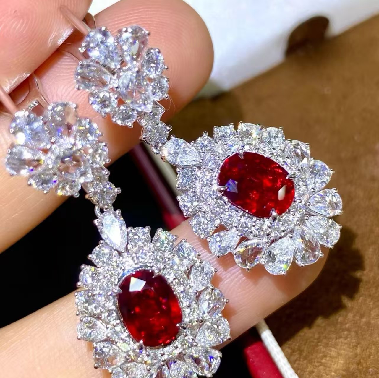 18K金钻石镶嵌 天然无烧红宝石耳环 主石4.06克拉 颜色火辣鲜艳,珠宝/钻石/翡翠,耳饰,淘宝优惠券,粉丝福利购,淘宝优惠卷