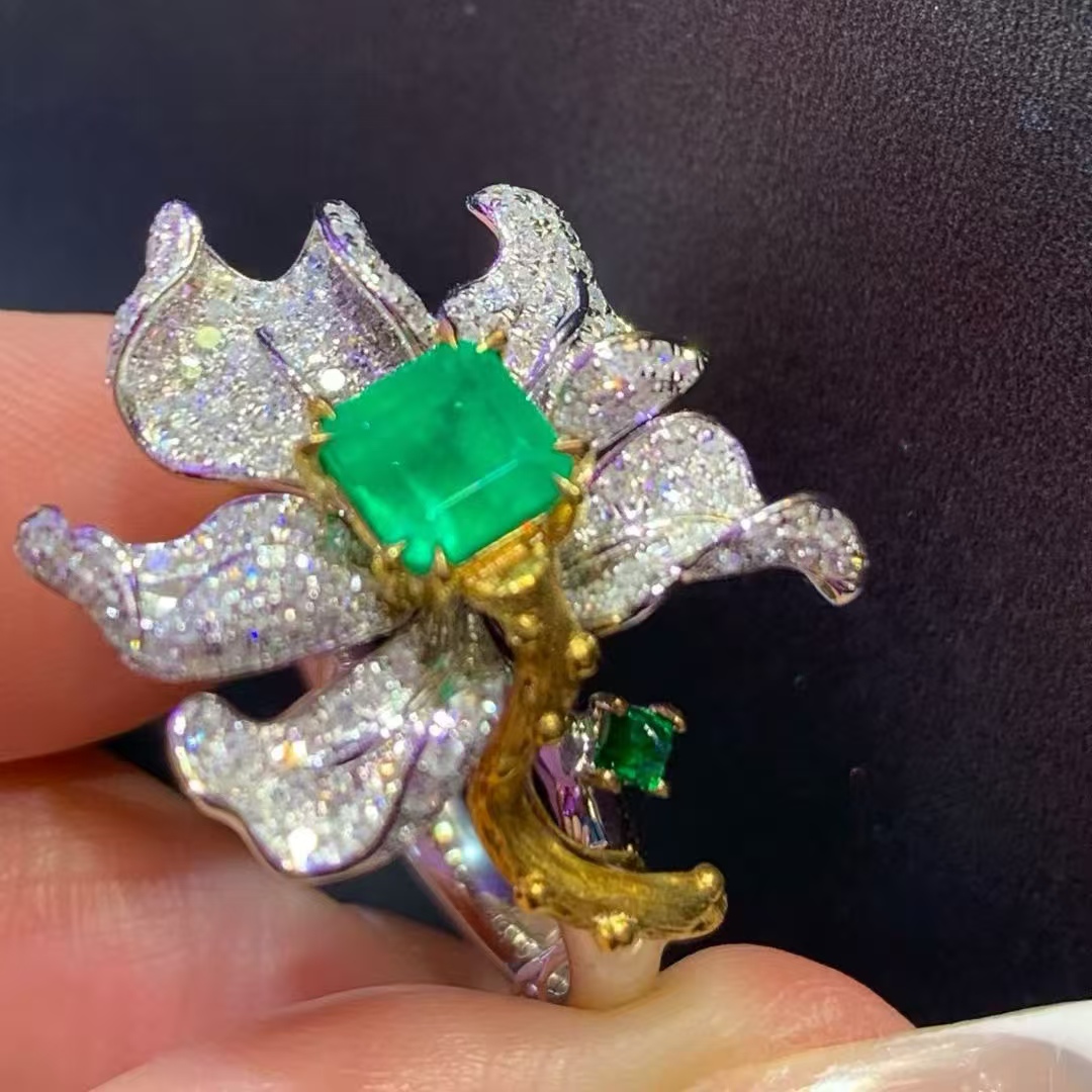 18K金钻石镶嵌 哥伦比亚祖母绿戒指 主石1.115克拉 艺术感十足