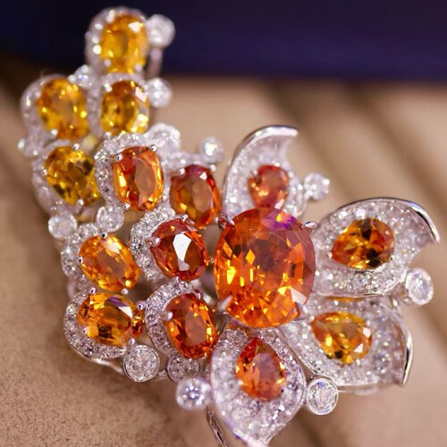 18K金钻石镶嵌 天然芬达石胸针 主石1.7克拉 颜色梦幻 明亮而闪耀