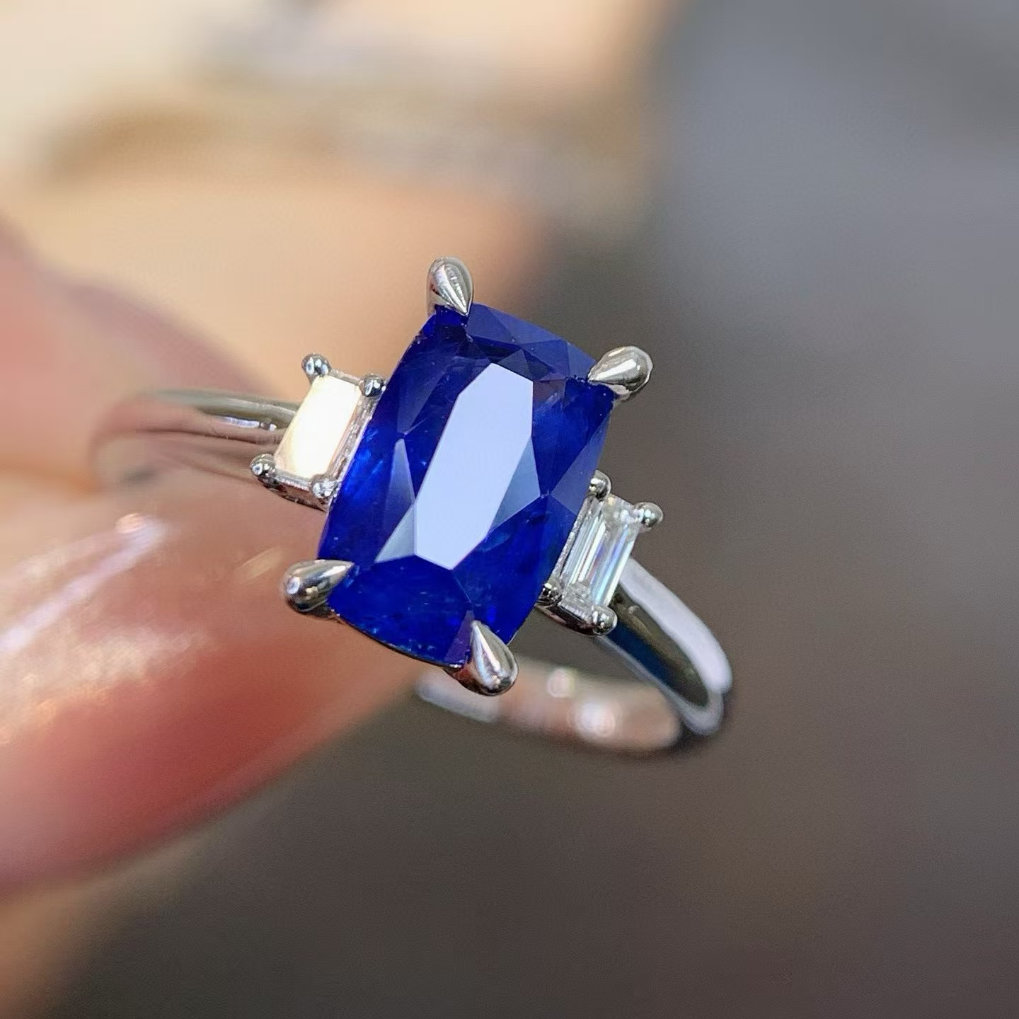 18K金钻石镶嵌 皇家蓝宝石戒指 主石2克拉 晶体干净火彩好 国际证