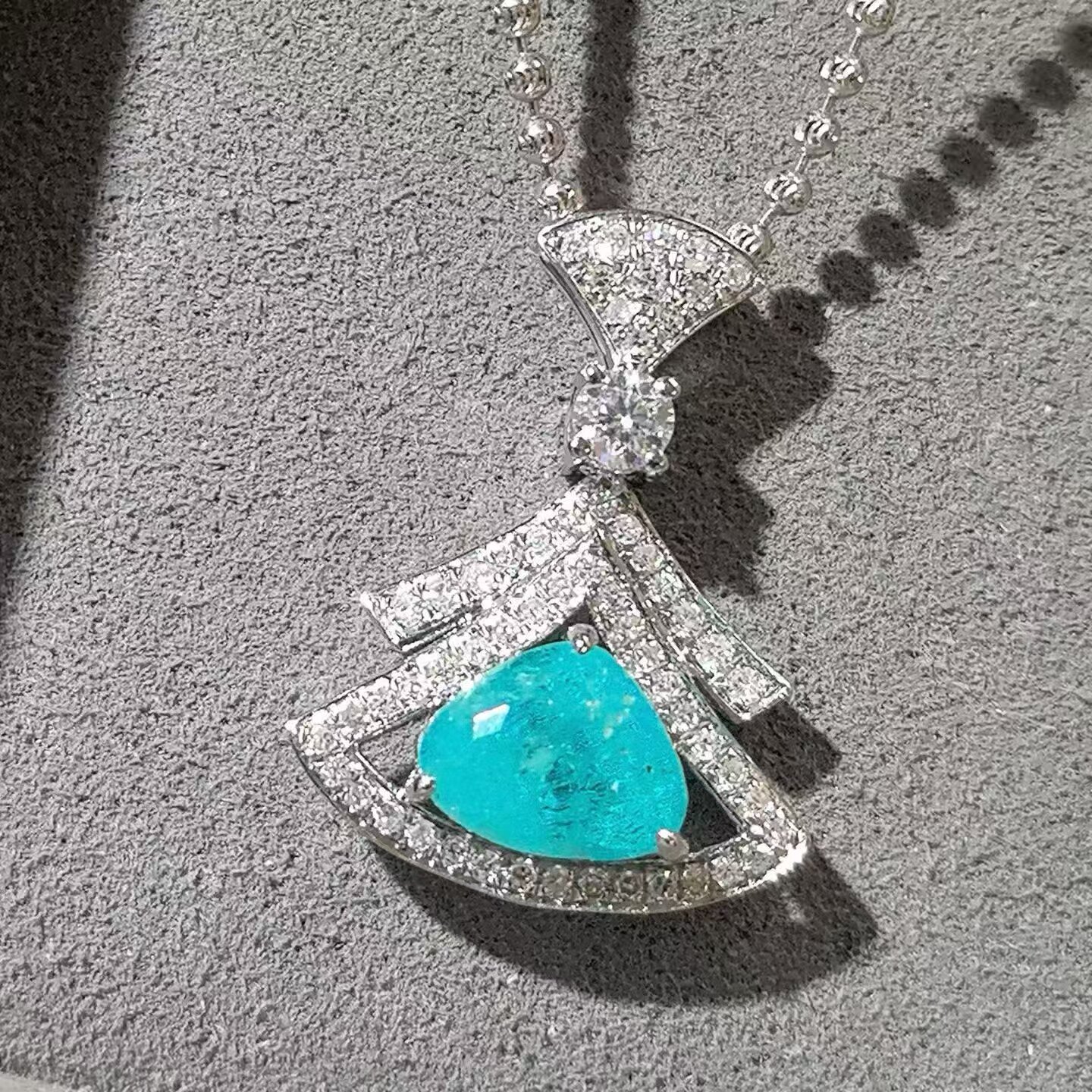 经典美女款霓虹蓝帕拉伊巴吊坠 主石1.65克拉 铂金钻石镶嵌