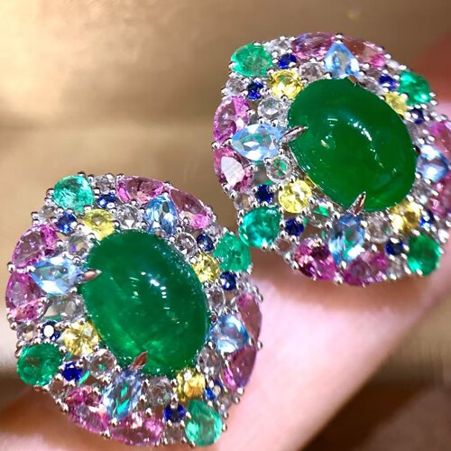 18K金钻石彩宝镶嵌6.8克拉赞比亚素面祖母绿耳钉 颜色Vivid Green