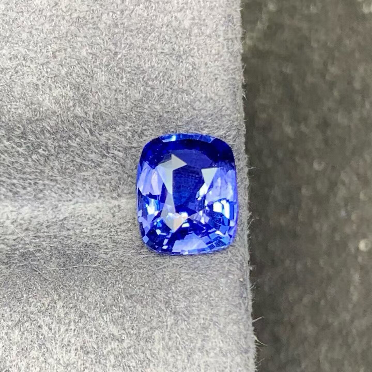 天然无烧斯里兰卡矢车菊蓝宝石裸石 重1.54ct 规格7.15*5.91*3.94