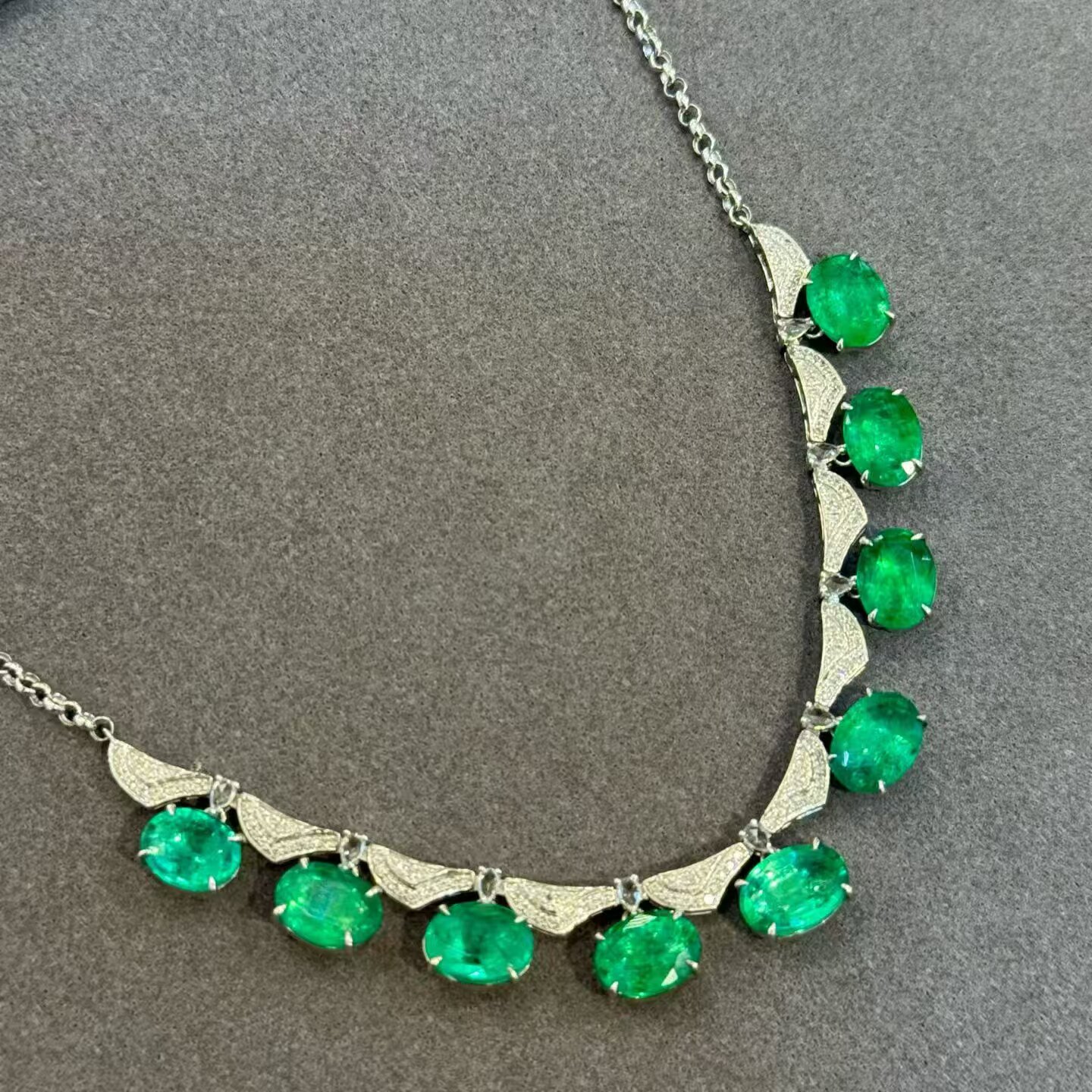 18K钻石镶嵌 简约大方的祖母绿项链 主石10.5克拉 明亮耀眼满火彩