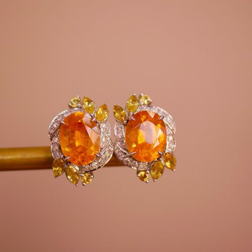 18K钻石彩宝镶嵌 天然芬达石耳环 主石4.15克拉 闪烁在耳畔的明媚