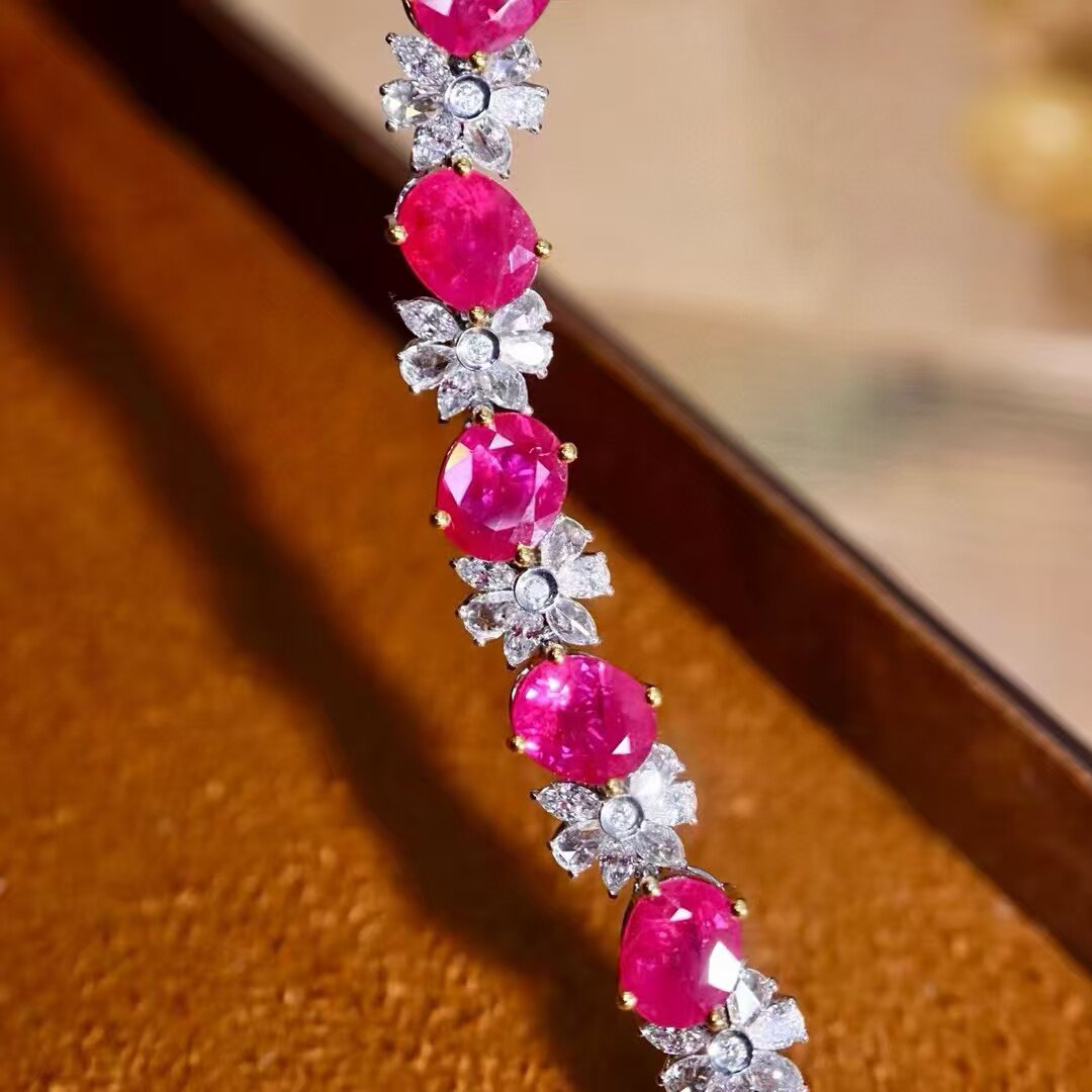 18K金钻石镶嵌 天然缅甸红宝石手链 主石7.889克拉 整体经典时尚