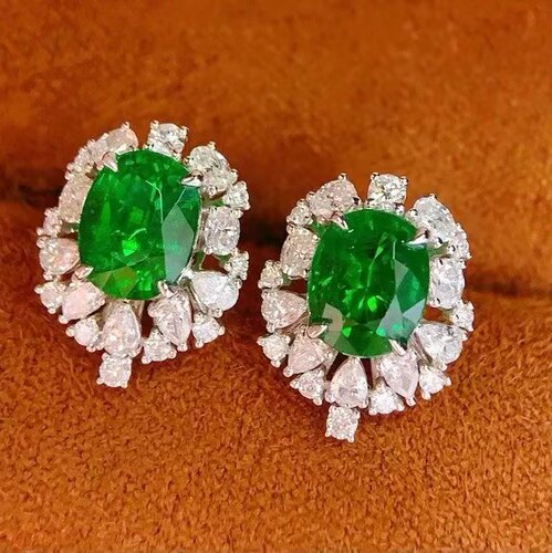 18K金钻石镶嵌 天然沙弗莱耳钉 主石3.35克拉 颜色鲜艳 国际证书