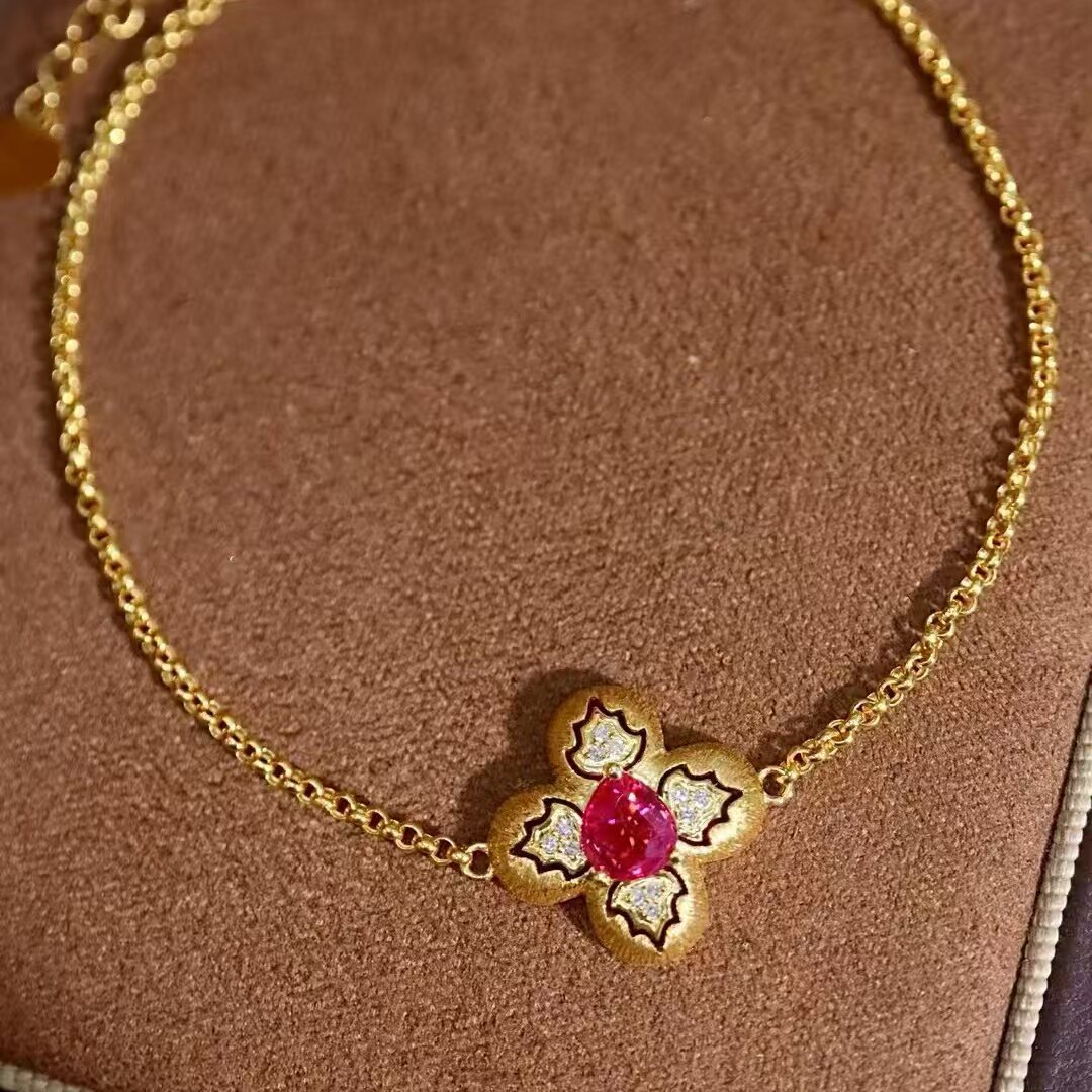 18K金钻石镶嵌 天然缅甸红宝石手链 主石0.55克拉 自带公主光环