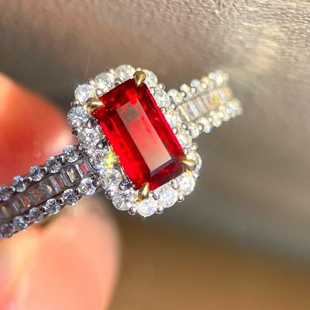 18K金钻石镶嵌 莫桑比克红宝石戒指 主石1.01克拉 颜色艳丽百搭款