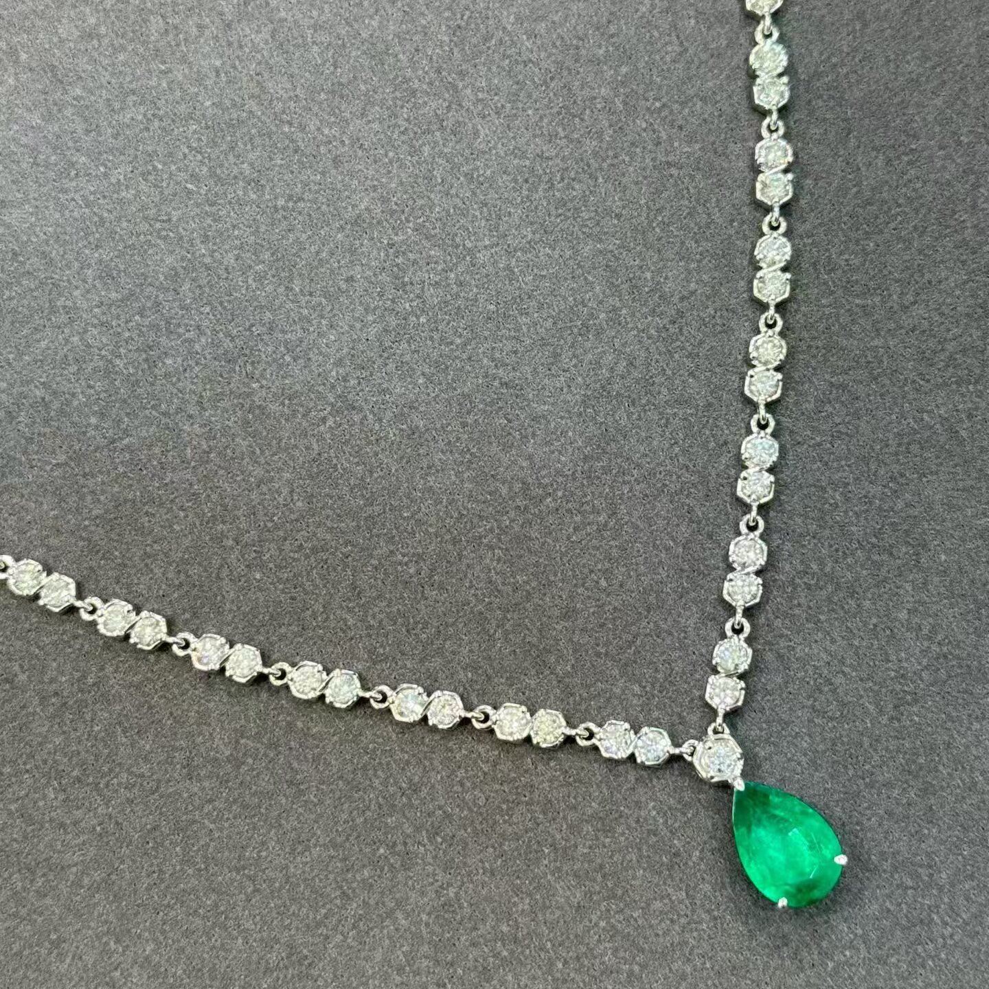 18K金钻石镶嵌 吉尔德微油祖母绿项链 主石1.94克拉 简约的高级感