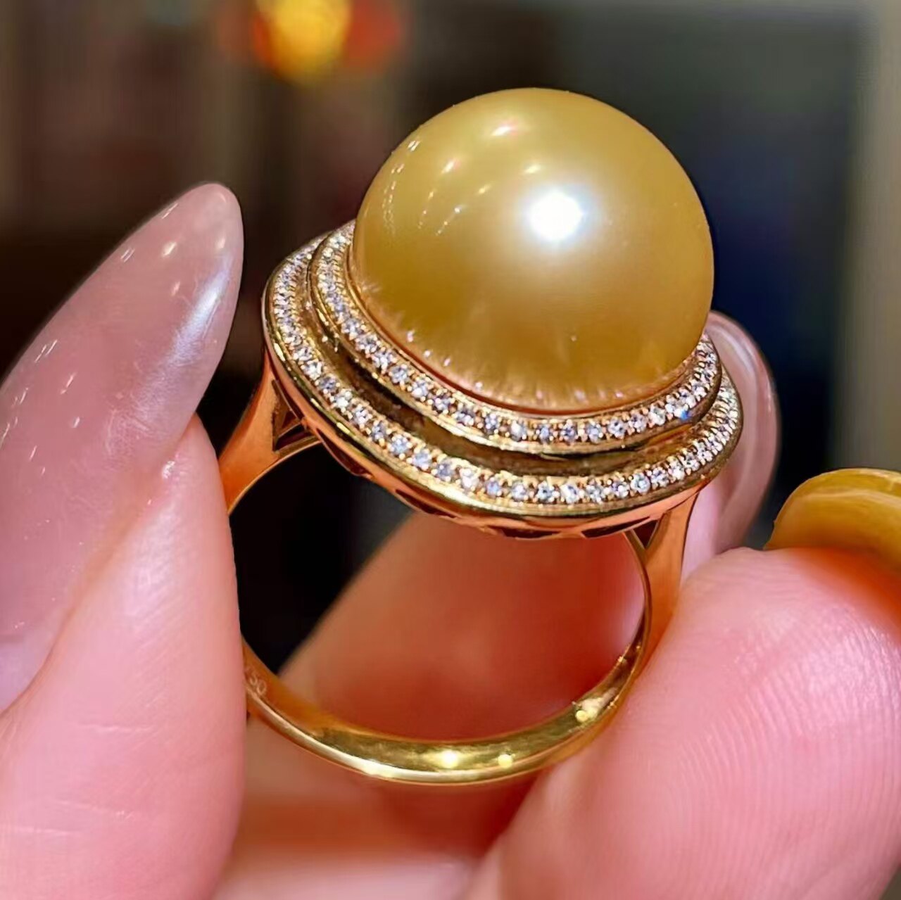 天然海水13.3mm南洋金珠戒指 正圆浓金色 大气奢华的设计 18K钻石
