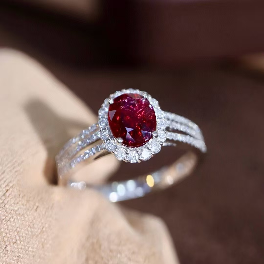 18K金钻石镶嵌 天然无烧红宝石戒指 主石1.55克拉 气质高贵鸽血红