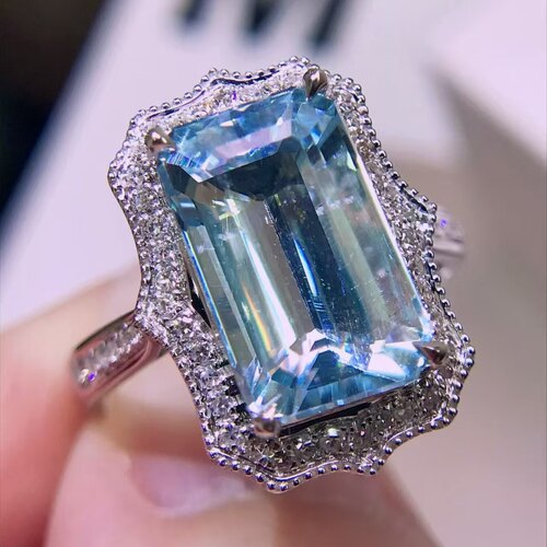 18K金钻石镶嵌天然海蓝宝石戒指 主石4.8克拉 佩戴上身温柔又显白