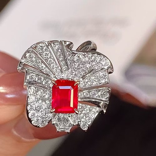 18K金钻石镶嵌 无烧鸽血红宝石戒指 主石1.03克拉 造型独特国际证