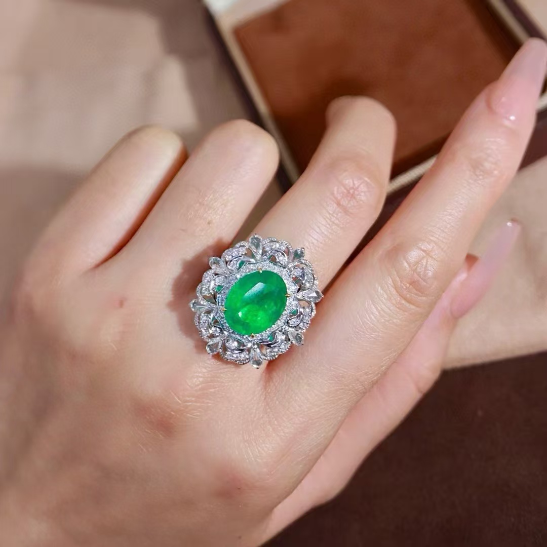 18K钻石镶嵌 天然祖母绿戒指 主石5.25克拉 独特魅力设计璀璨夺目