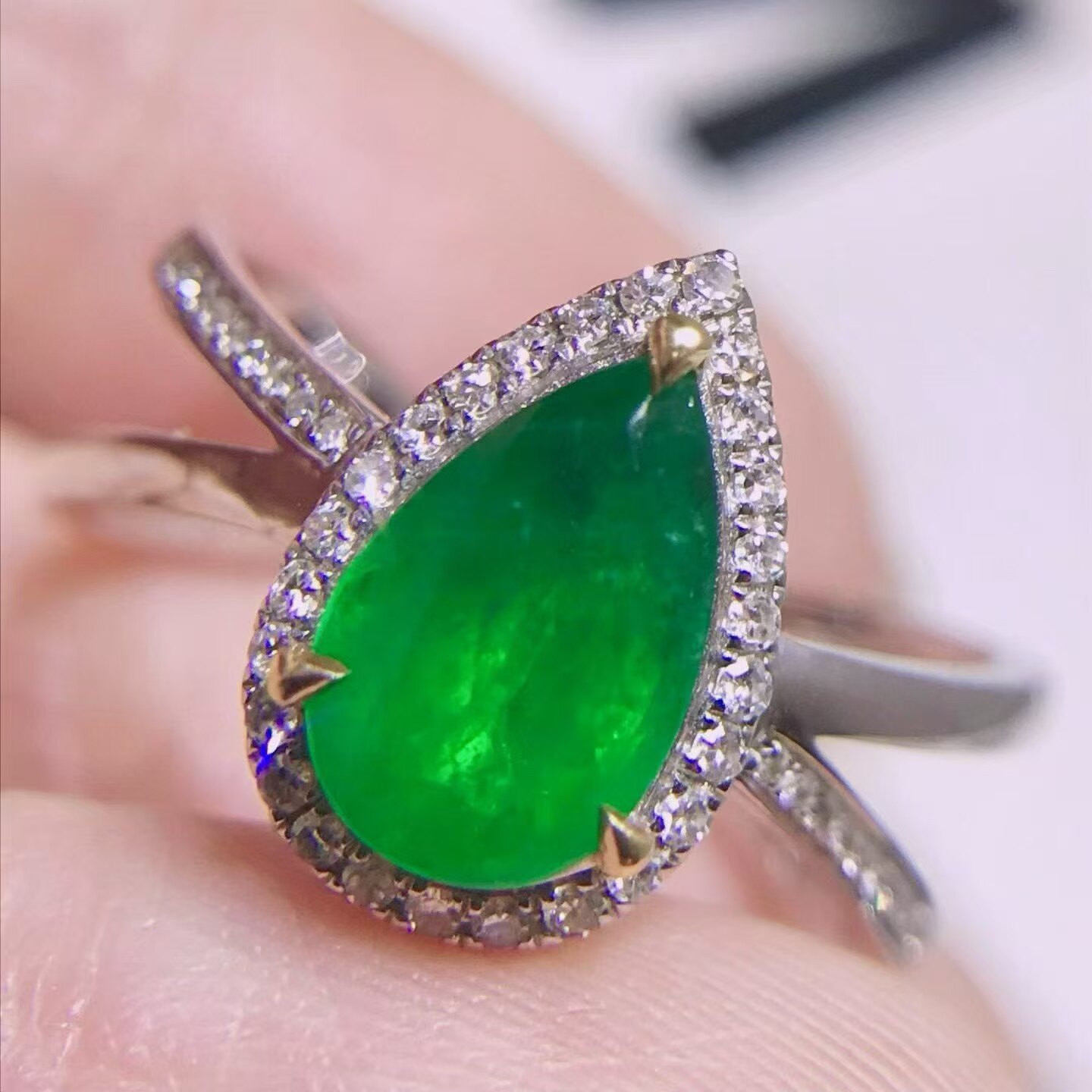 18K金钻石镶嵌 天然水滴祖母绿戒指 主石1.2克拉 微油vivid green