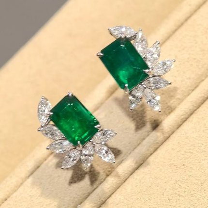 18K金钻石镶嵌 潘杰希尔产地祖母绿耳钉 主石1.78克拉 奢华大气