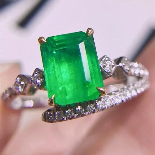 18K金钻石镶嵌 天然祖母绿戒指 主石1.8克拉 清爽利落的简约款