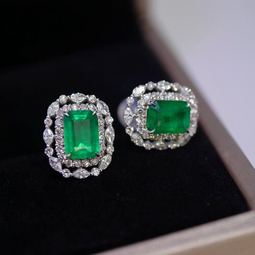 18K金钻石镶嵌 天然祖母绿耳钉 主石1.8克拉 颜色VVG 晶体明亮