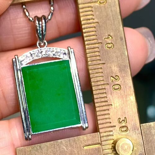 PT900铂金钻石镶嵌 天然翡翠吊坠 主石8.22克拉 尺寸10.5*15mm
