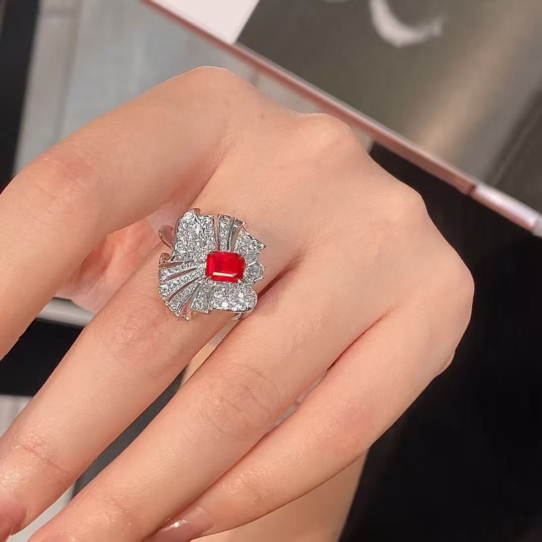 18K金钻石镶嵌 无烧鸽血红宝石戒指 主石1.03克拉 独特设计国际证