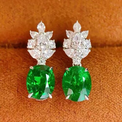 18K金钻石镶嵌 天然沙弗莱耳钉 主石4.4克拉 颜色鲜艳翠绿 国际证