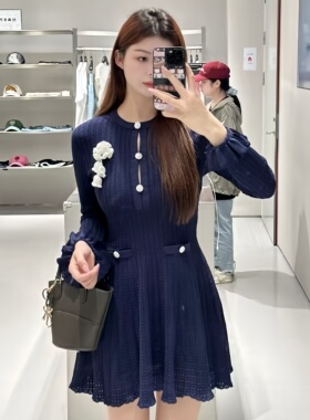 2025早秋新款法式羊毛混纺藏蓝色钩花胸针圆领镂空针织S连衣裙P