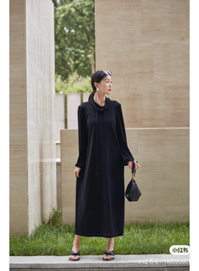 【粉丝福利】玛S菲尔23年秋季新款黑色堆叠领慵懒风T恤连衣裙289