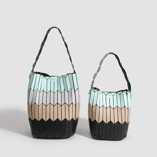 日本2024新款几何菱格菜篮子包单肩手提时尚休闲女包小水桶包包潮