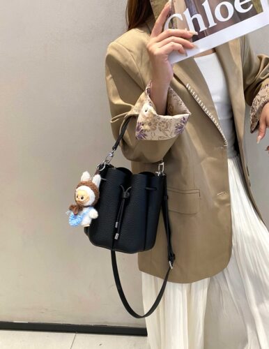 媒体女包小水桶荔枝纹受体斜挎潮