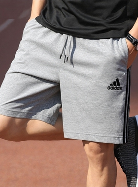 阿迪达斯短裤男夏季新款灰色三条杠运动裤休闲宽松针织篮球沙滩裤