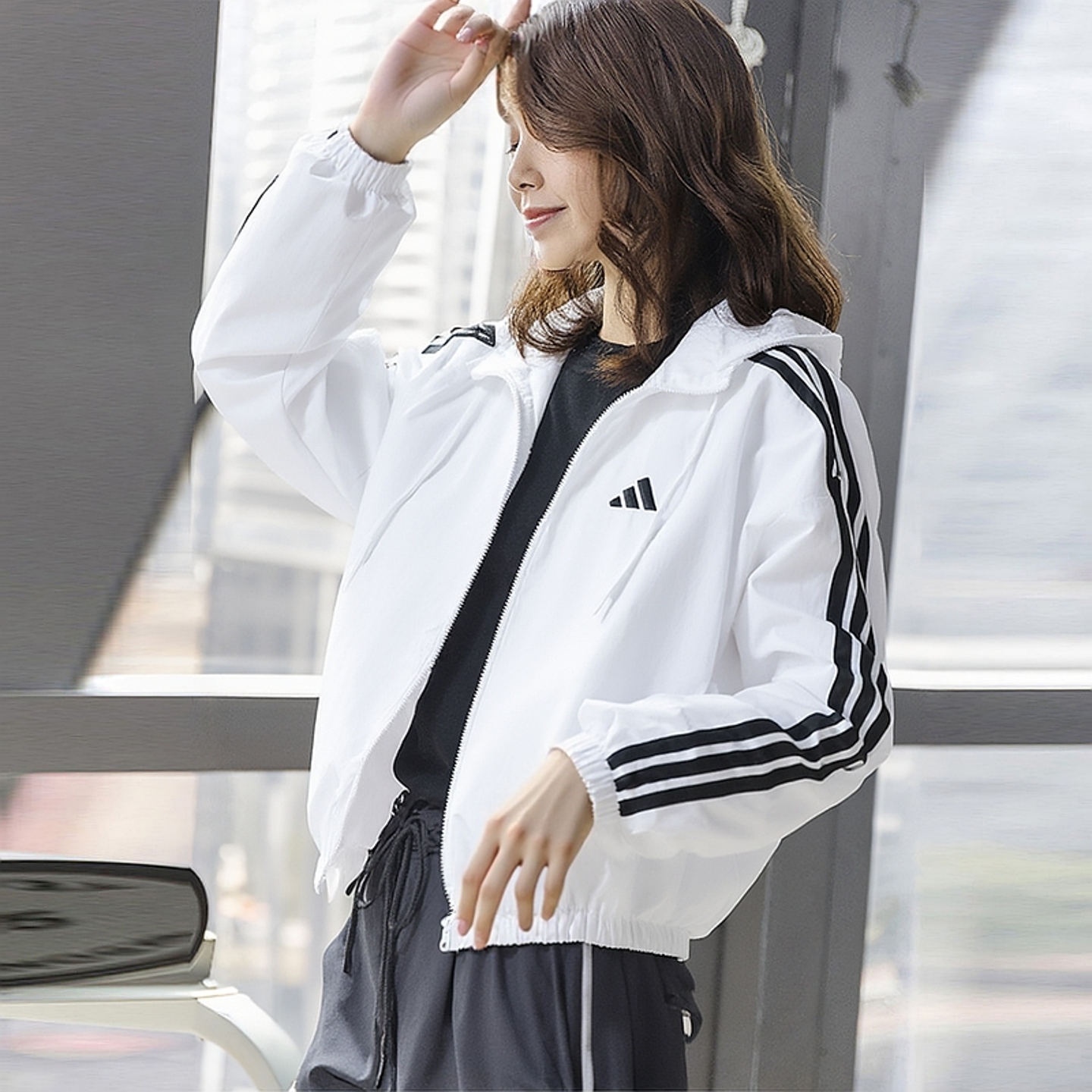 阿迪达斯白色外套女新款短款宽松梭织夹克速干防风休闲运动服