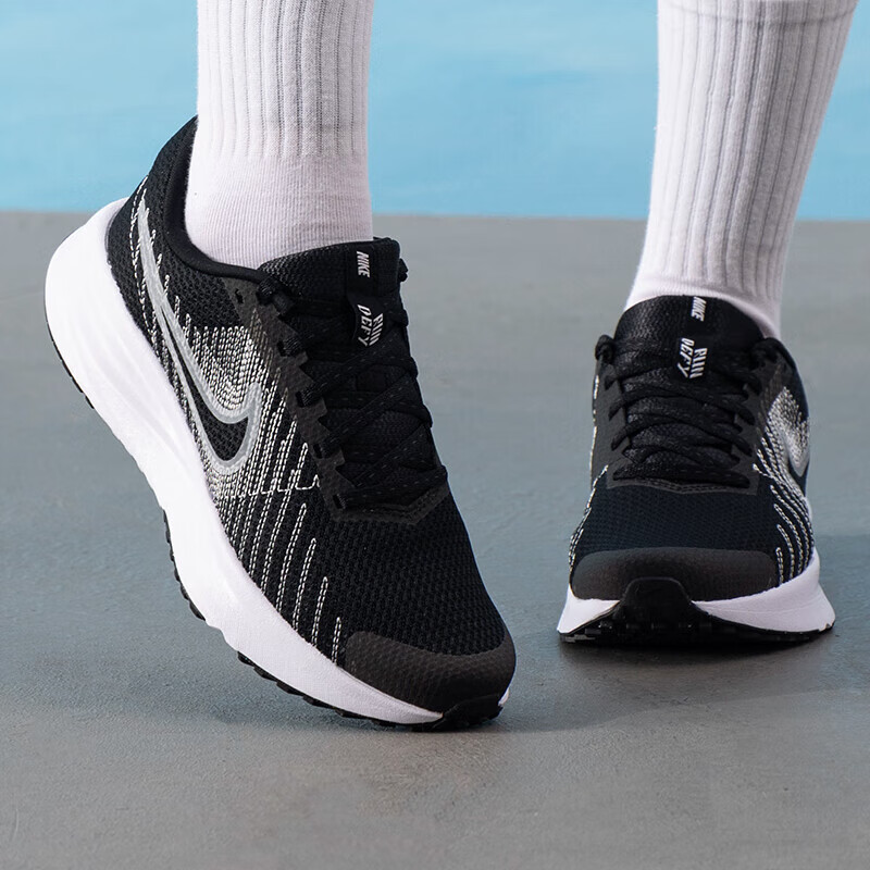 Nike耐克女鞋2025新款缓震轻便透气黑色运动旅行网面跑步鞋HM9593