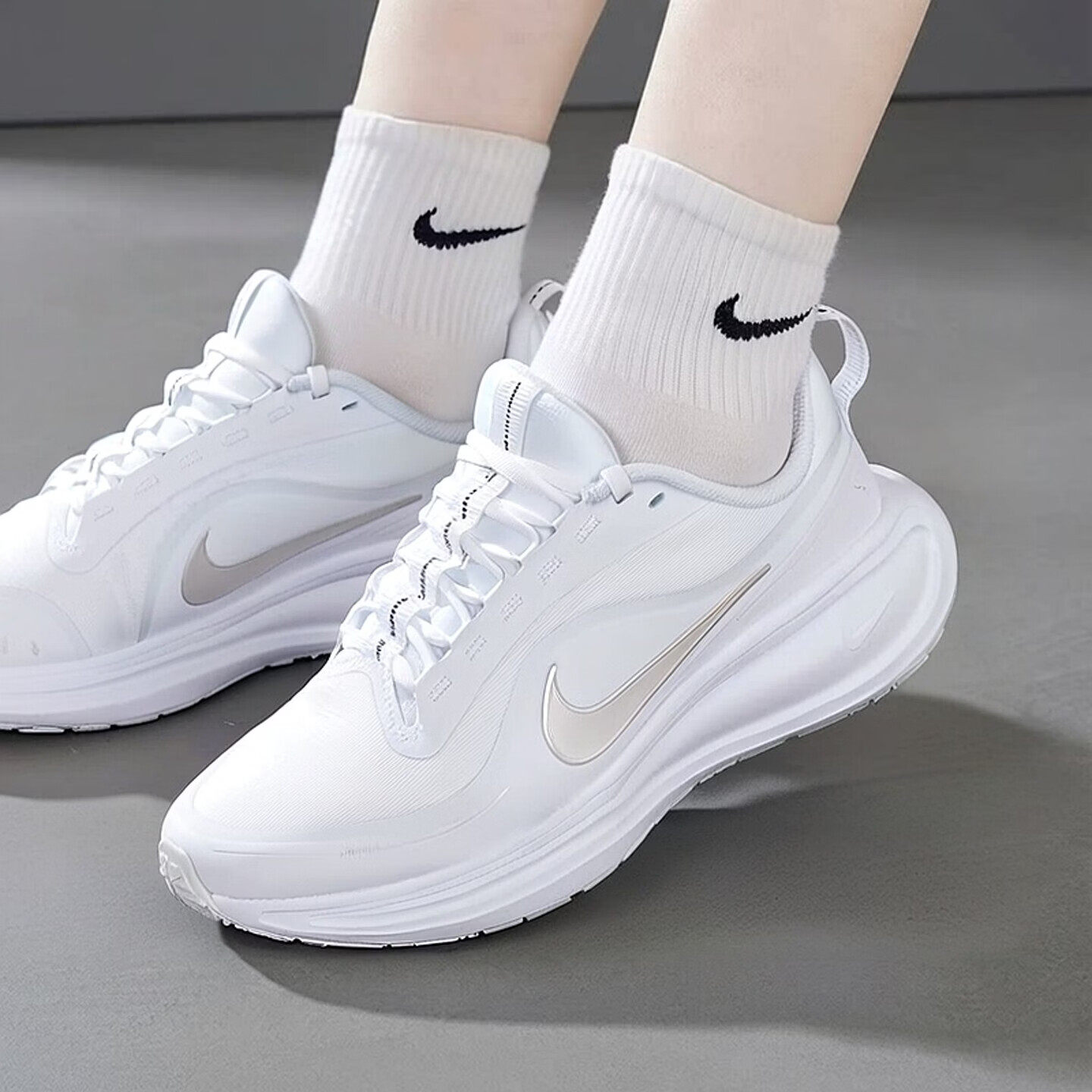 Nike耐克鞋子2026年新款防水跑步鞋女子白色运动鞋户外登山休闲鞋
